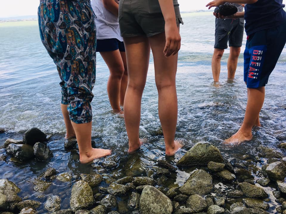 A piedi nudi nelle acque del Trasimeno