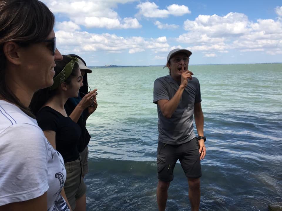 Michele Sbaragli, tutor della Scuola di ecologia, durante l'escursione